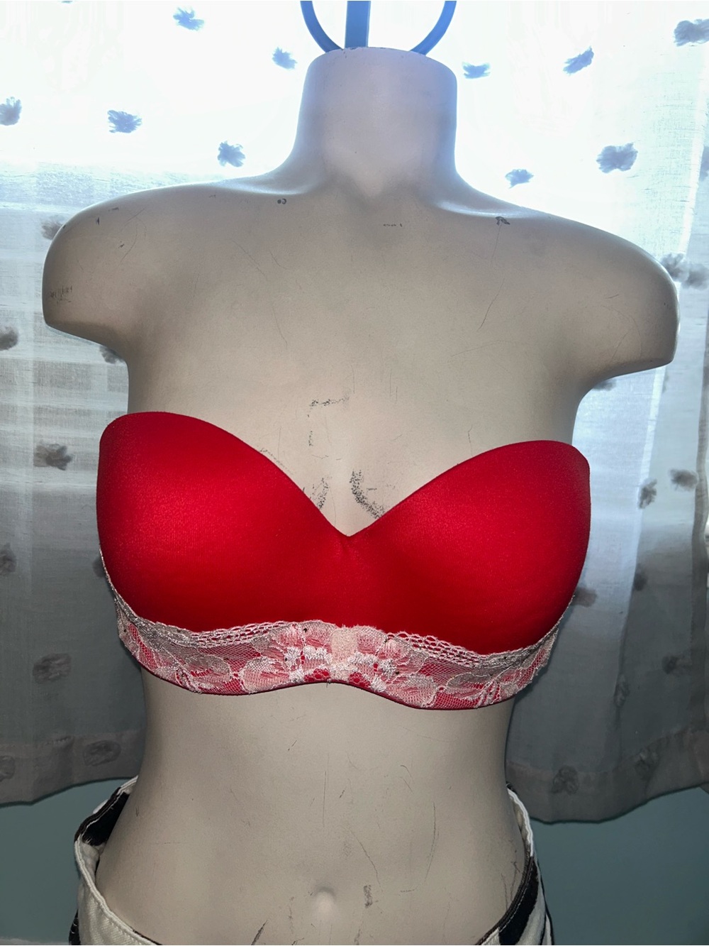 Victoria’s Secret Body by Victoria red lined strapless bra lace trim 36C